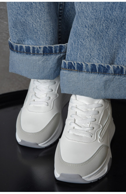 Кросівки жіночі білого кольору на шнурівці 165995L