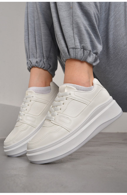 Кросівки жіночі білого кольору на шнурівці 176754L