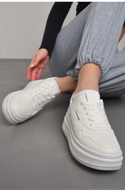 Кросівки жіночі білого кольору на шнурівці 176760L