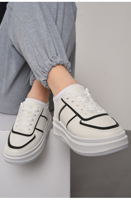 Кросівки жіночі білого кольору на шнурівці 176819L