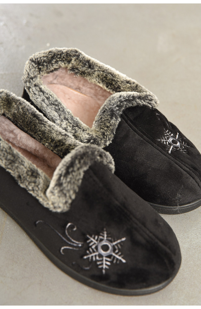 Тапочки женские на меху черного цвета с рисунком 193290L