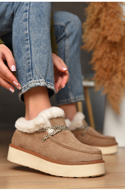 Лоферы женские на меху светло-бежевого цвета 209326L