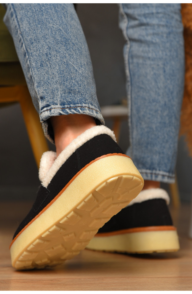 Лоферы женские на меху черного цвета 209329L