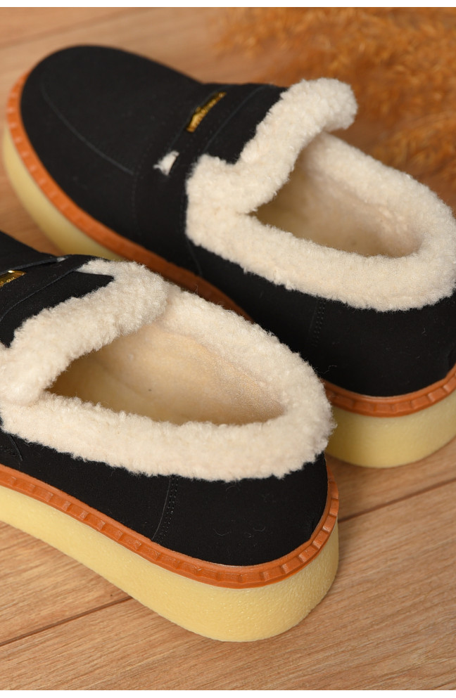 Лоферы женские на меху черного цвета 209329L