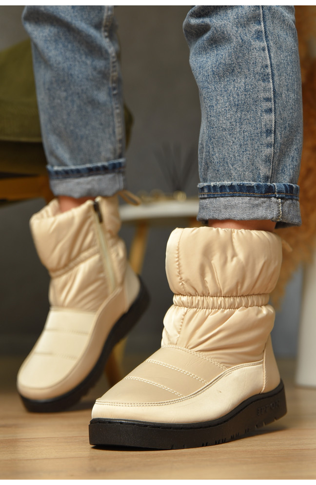 Дутики женские на меху бежевого цвета 209400L