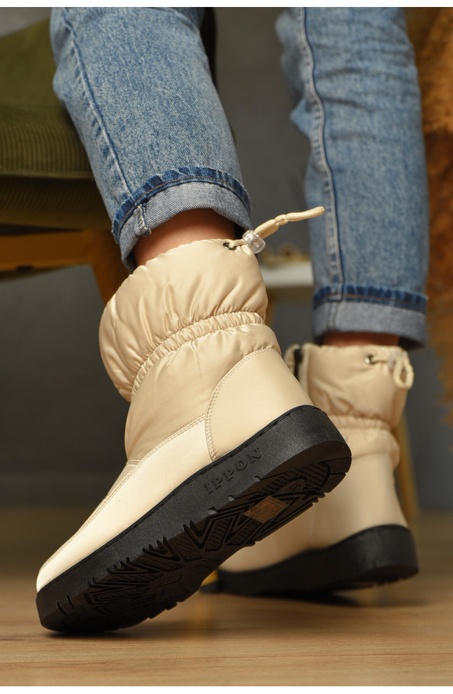 Дутики женские на меху бежевого цвета 209400L