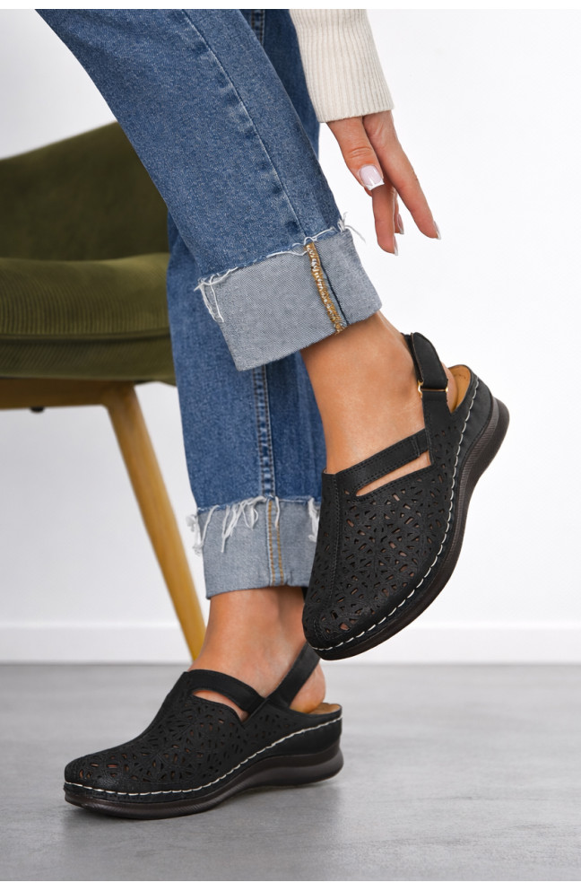 Босоножки женские черного цвета 211011L