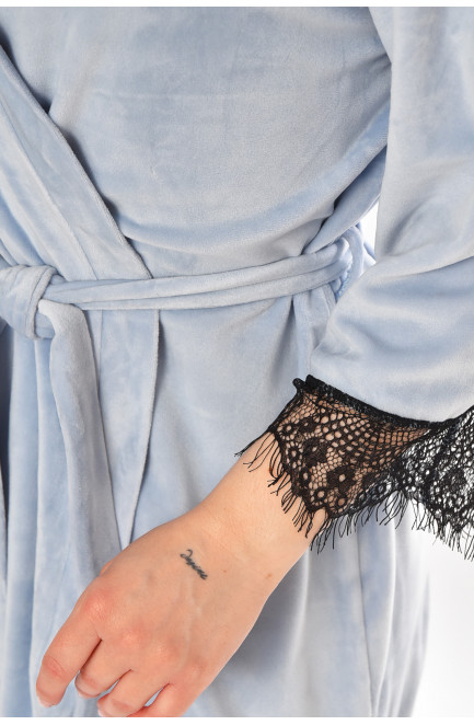 Халат женский полубатальный велюровый голубого цвета 212318L